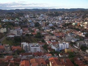 Vista de Teófilo Otoni, onde pode-se identificar diversos tipos de imóveis