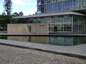 Vista parcial do prédio da reitoria da Universidade Federal de Minas Gerais (UFMG)