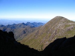 Vista da Serra do Caparaó, a partir de uma trilha que dá acesso ao Pico da Bandeira, o ponto mais alto do Estado