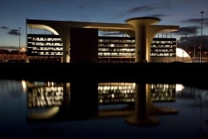 Palácio Tiradentes, sede do governo mineiro, e parte do complexo da Cidade Administrativa de Minas Gerais.