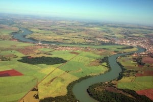 Fotografia aérea do rio Paranaíba, na divisa de Itumbiara (GO) e Araporã (MG)