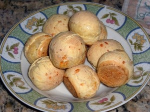 O pão de queijo é um prato típico da culinária mineira.